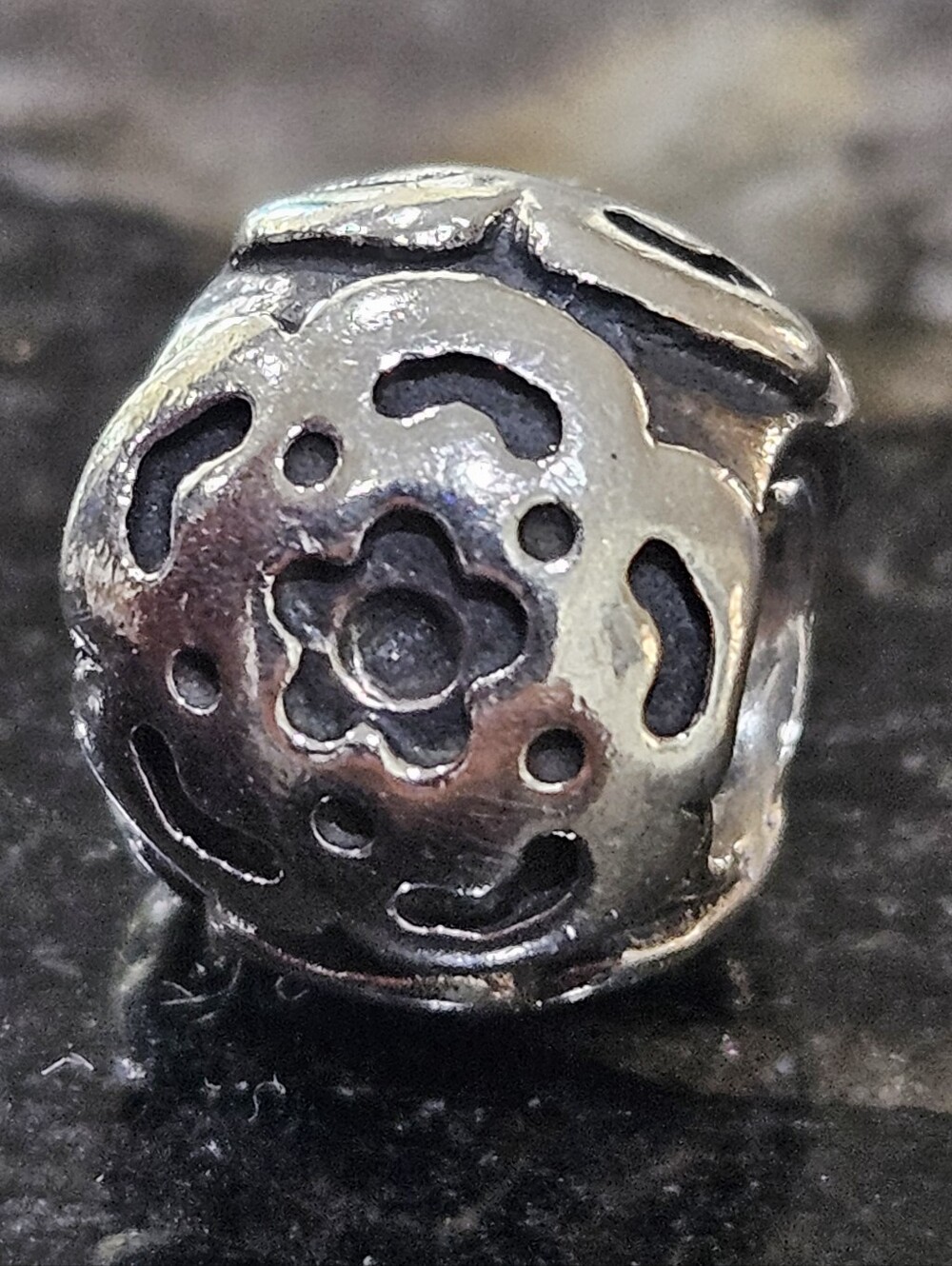 PANDORA Raised Flower Charm No. 790186